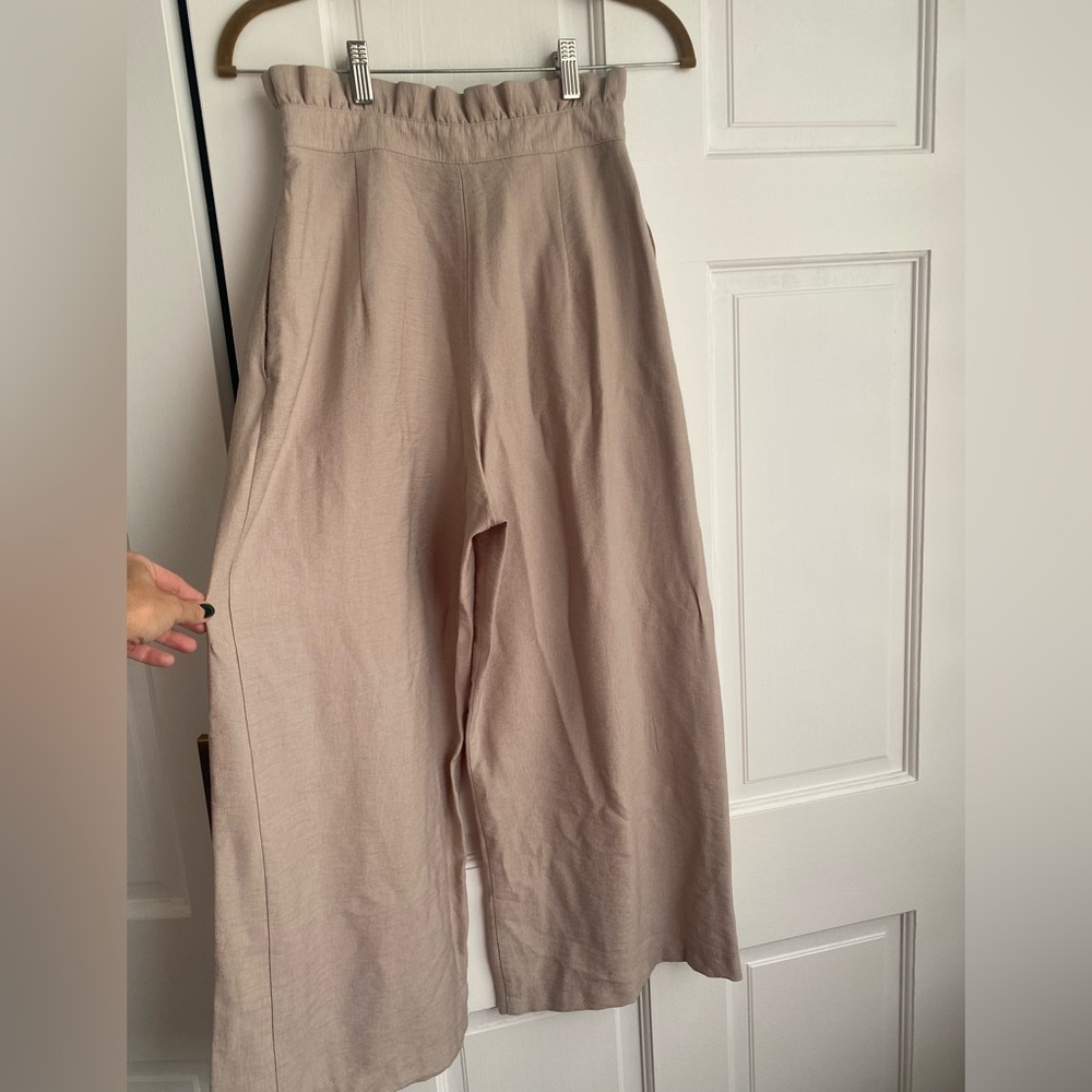 Topshop woman’s high waisted size 2 wide leg beige pants